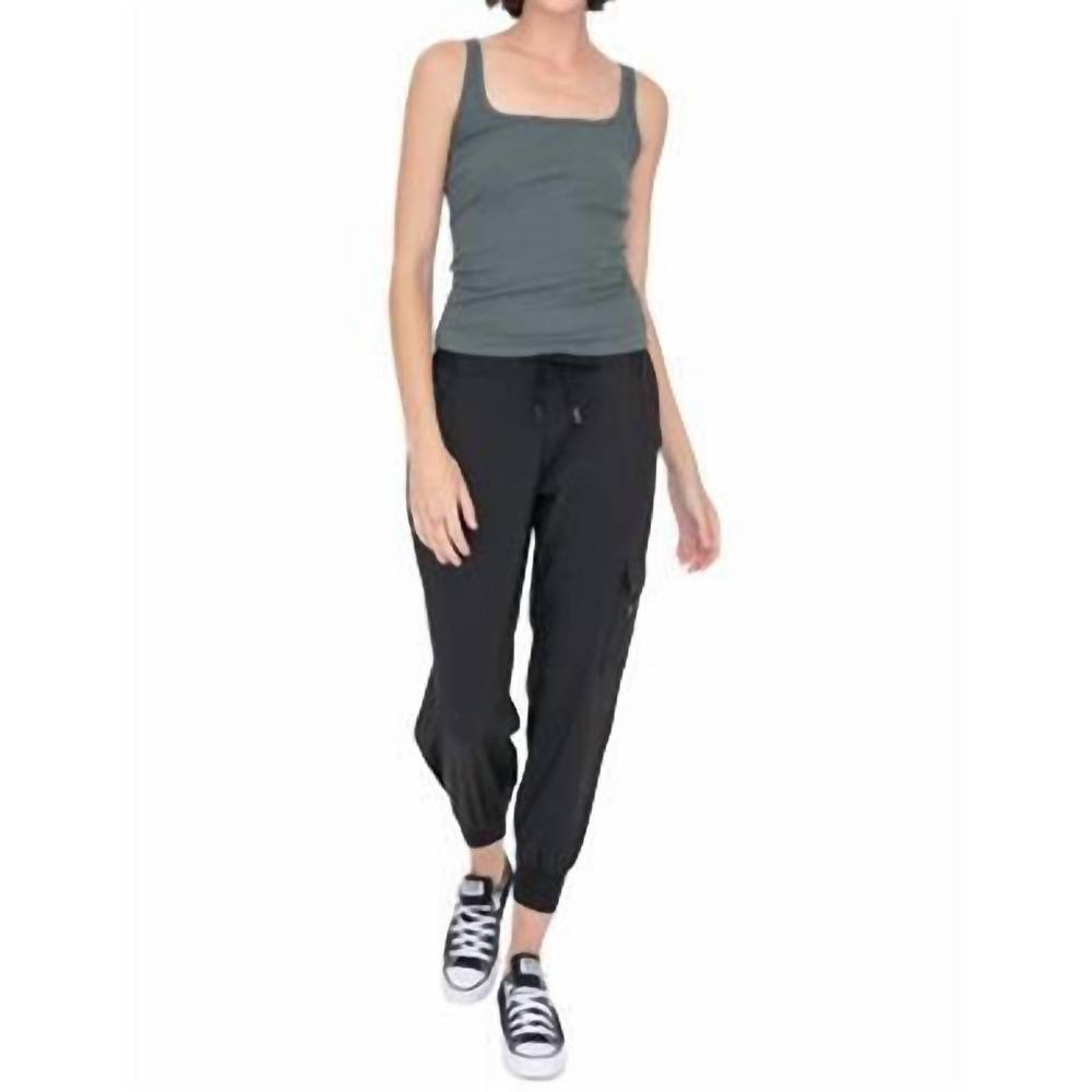 NEW MONO B curvy high-waisted capri active joggers in black